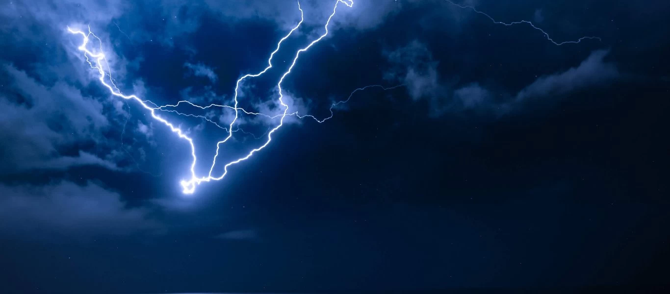 Καιρός: 4.500 κεραυνοί στην Ελλάδα και το θερμόμετρο στους 39 βαθμούς!